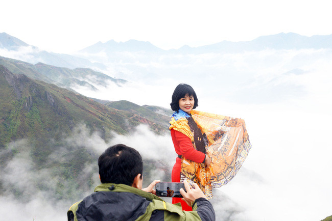 Khách du lịch say sưa chụp ảnh, chớp lấy khung cảnh thiên nhiên kỳ thú. Ảnh: N.Q