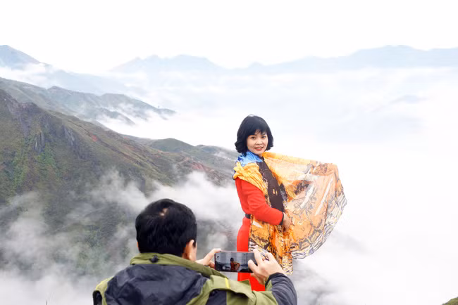 Khách du lịch say sưa chụp ảnh, chớp lấy khung cảnh thiên nhiên kỳ thú. Ảnh: N.Q