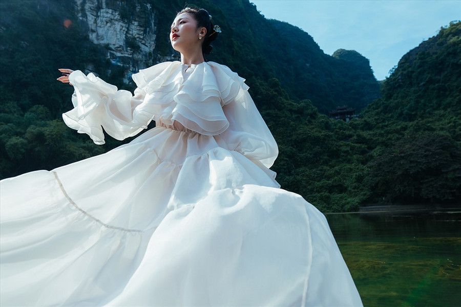 Nổi bật nhất phải kể đến việc cô tham gia chương trình truyền hình thực tế về âm nhạc “Xuân hạ thu đông, rồi lại xuân” với tư cách khách mời và gây sốt với nhiều phần biểu diễn ấn tượng.