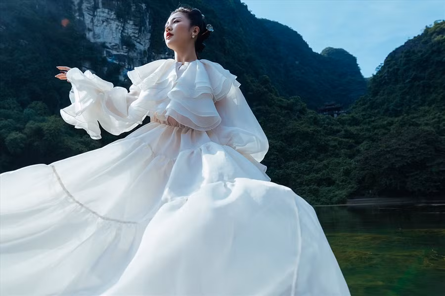 Nổi bật nhất phải kể đến việc cô tham gia chương trình truyền hình thực tế về âm nhạc “Xuân hạ thu đông, rồi lại xuân” với tư cách khách mời và gây sốt với nhiều phần biểu diễn ấn tượng.