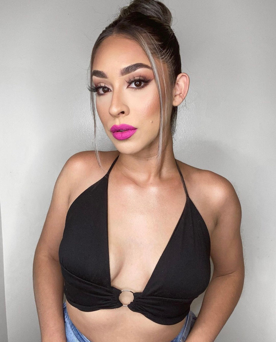 Cách đơn giản nhất để vẫn nổi bật là hãy biến đôi môi trở thành vị trí trung tâm của lớp trang điểm với màu hồng fuchsia rực rỡ.