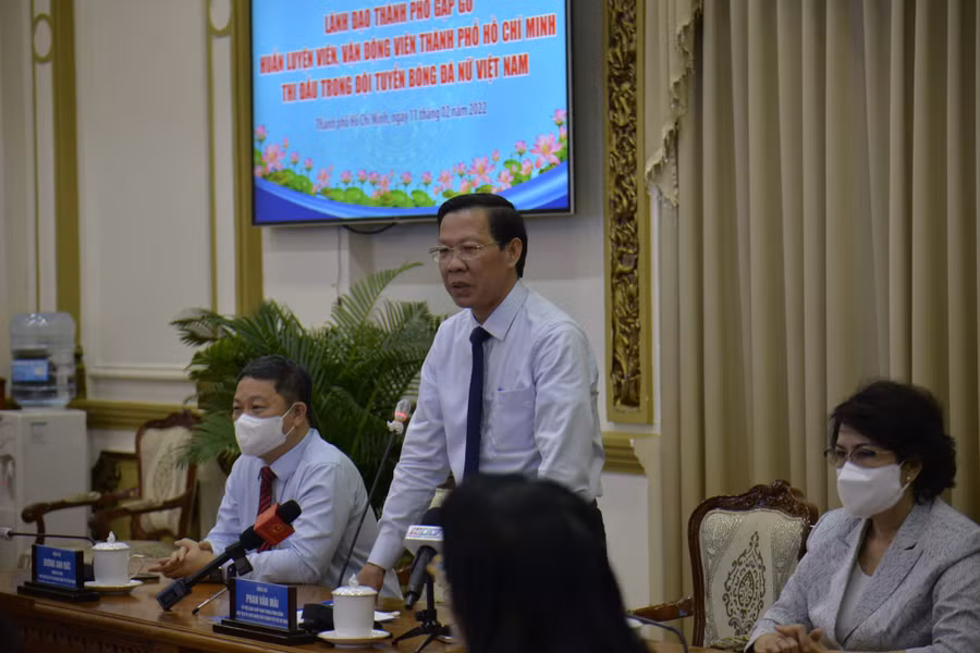 Ông Phan Văn Mãi, Chủ tịch UBND TP.HCM gặp gỡ các cầu thủ nữ TP.HCM trở về trong màu áo tuyển Việt Nam. Ảnh: H.Khánh