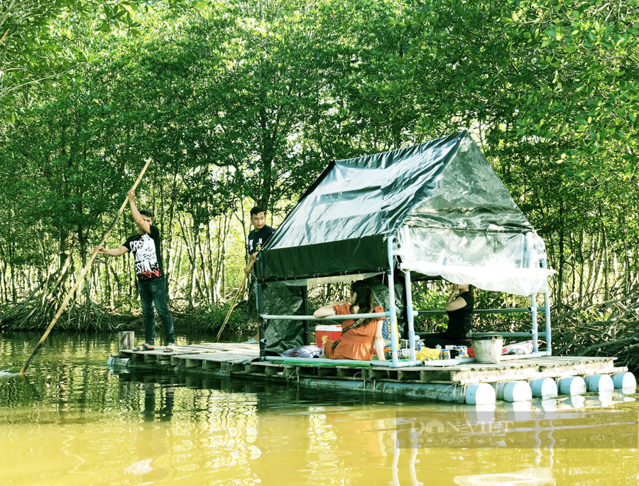 Du khách tham quan tại Nông trại tôm khỏe. Ảnh: M.A