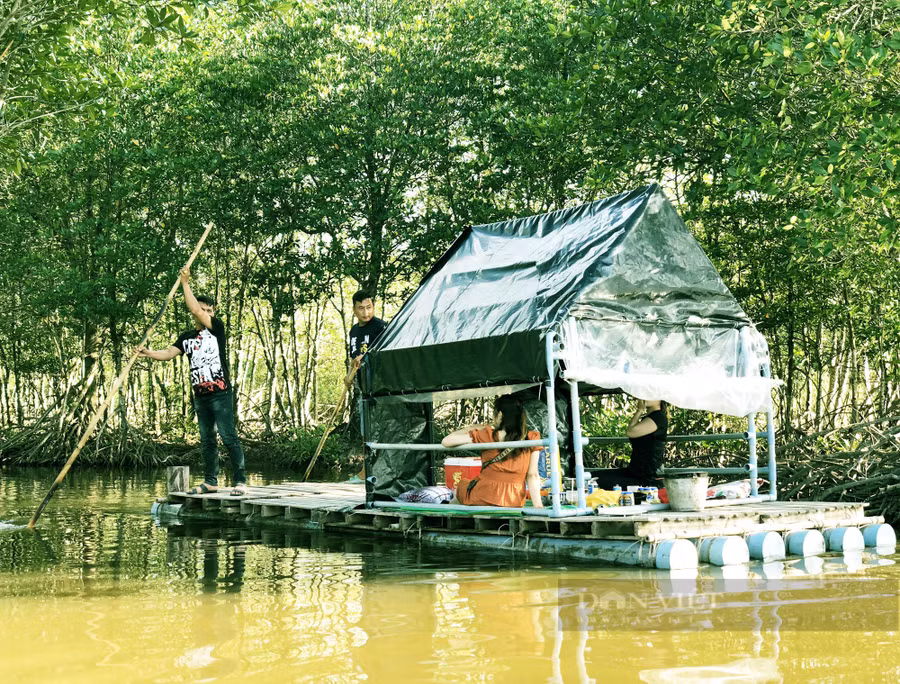 Du khách tham quan tại Nông trại tôm khỏe. Ảnh: M.A