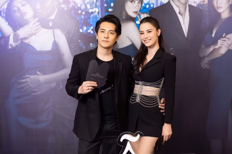 Vợ chồng Ông Cao Thắng và Đông Nhi tình tứ trên thảm đỏ. Cặp đôi vẫn luôn đồng hành cùng nhau tại các sự kiện lớn nhỏ. Ông Cao Thắng cũng là một trong những nhà sản xuất của Bẫy ngọt ngào. Ảnh: ĐPCC