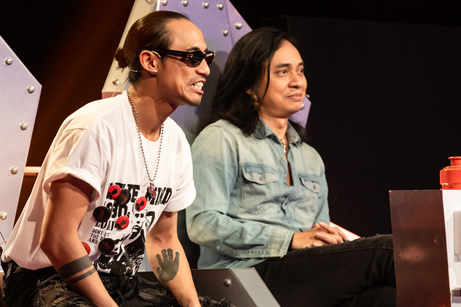 Đội Đại bàng trắng phấn khích với phần trình diễn lạ mắt của Raw Diamonds. Ảnh: BTC