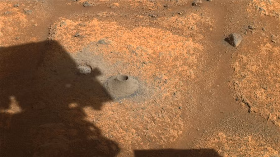 Tàu thám hiểm Perseverance khoan đá để lấy mẫu. Ảnh: NASA