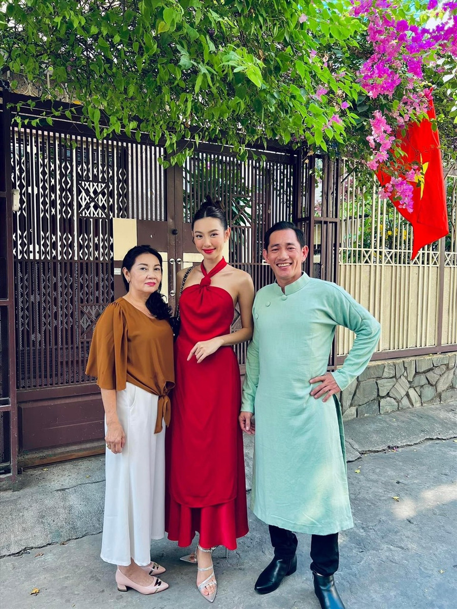 Hoa hậu Thuỳ Tiên đón năm mới với tà áo dài cách tân màu đỏ rực rỡ. Ảnh: FBNV Hoa hậu Thuỳ Tiên đón năm mới với tà áo dài cách tân màu đỏ rực rỡ. Ảnh: FBNV