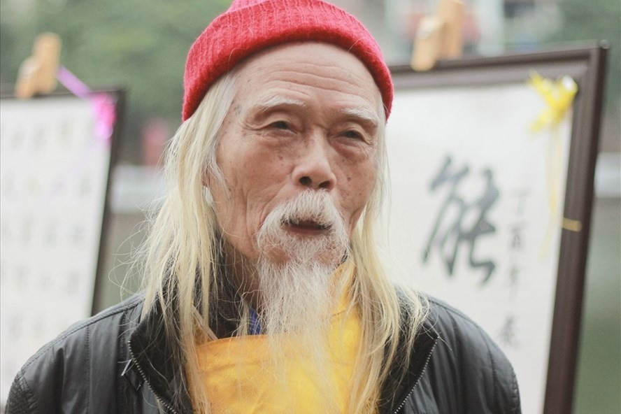 Thư pháp gia, TS Cung Khắc Lược. Ảnh: T.Vương Thư pháp gia, TS Cung Khắc Lược. Ảnh: T.Vương