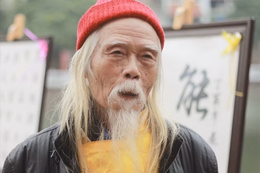 Thư pháp gia, TS Cung Khắc Lược. Ảnh: T.Vương Thư pháp gia, TS Cung Khắc Lược. Ảnh: T.Vương