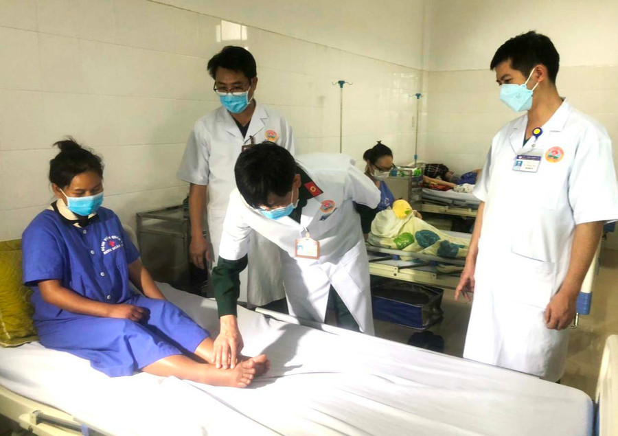 Trung tá, bác sĩ chuyên khoa II Phạm Xuân An-Giám đốc Bệnh viện thăm khám cho bệnh nhân. Ảnh: Đinh Yến