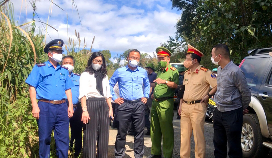 Ông Khuất Việt Hùng (người đứng thứ 4 từ phải qua) kiểm tra tại hiện trường vụ tai nạn giao thông đặc biệt nghiêm trọng tại đường liên xã Hà Đông- Đak Sơ Mei. Ảnh: Lê Hòa