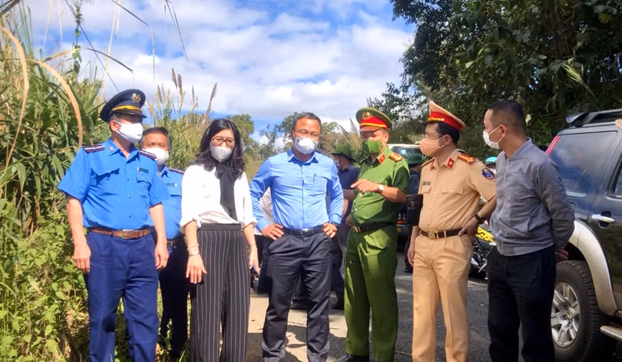 Ông Khuất Việt Hùng (người đứng thứ 4 từ phải qua) kiểm tra tại hiện trường vụ tai nạn giao thông đặc biệt nghiêm trọng tại đường liên xã Hà Đông- Đak Sơ Mei. Ảnh: Lê Hòa