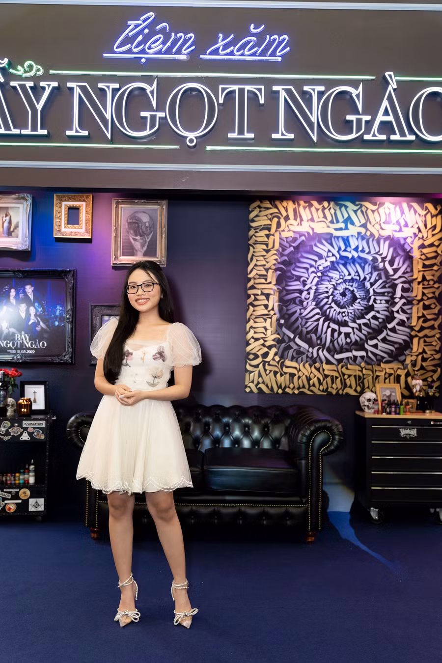 Ca sĩ Phương Mỹ Chi chọn phong cách dịu dàng đến xem Bẫy ngọt ngào. Ảnh: ĐPCC