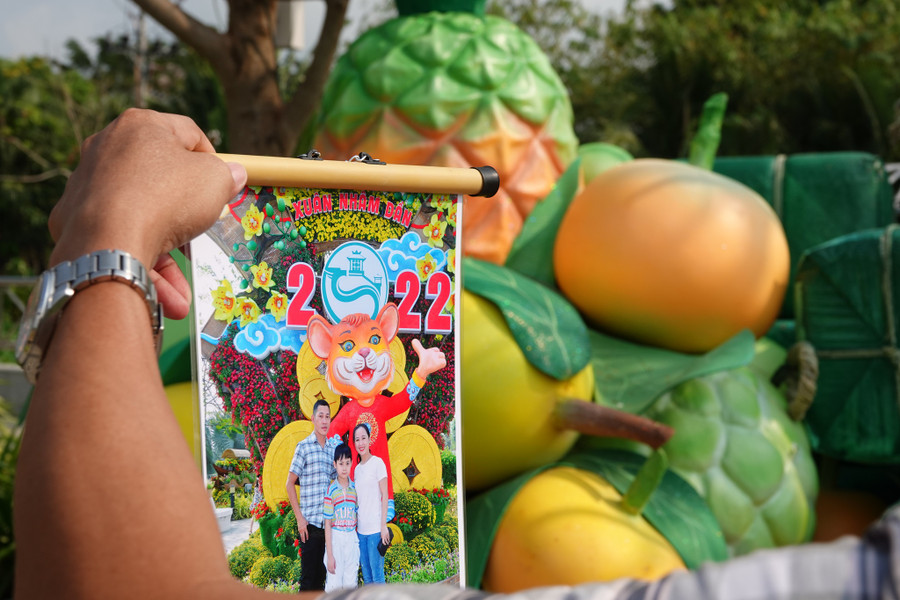 Ngoài ảnh đã được in ra, khách còn xin thêm file để đăng mạng xã hội. Ảnh: Duy Tân