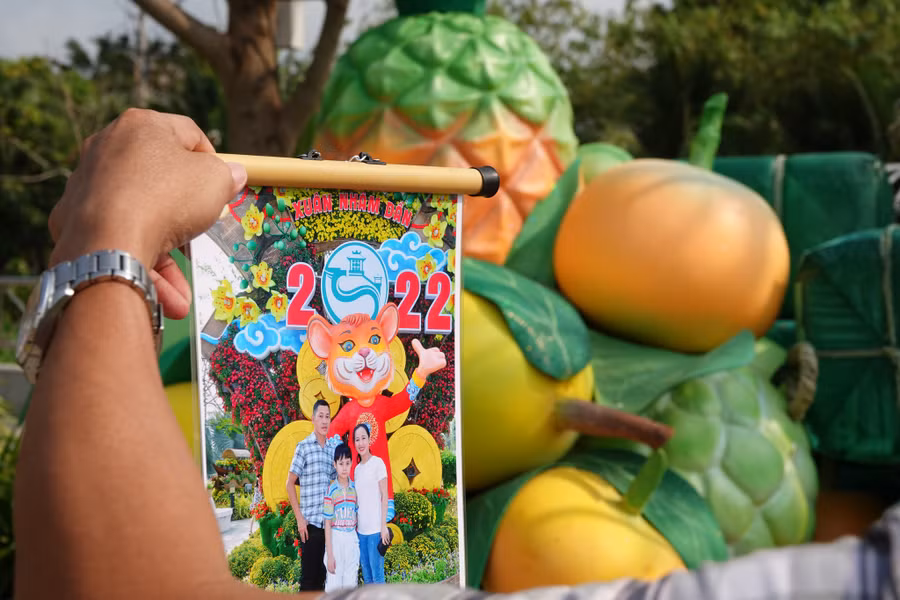 Ngoài ảnh đã được in ra, khách còn xin thêm file để đăng mạng xã hội. Ảnh: Duy Tân