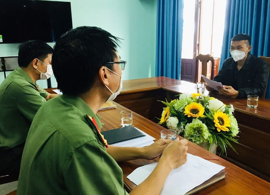 V.T.T làm việc với lực lượng chức năng. Ảnh: X.Mai