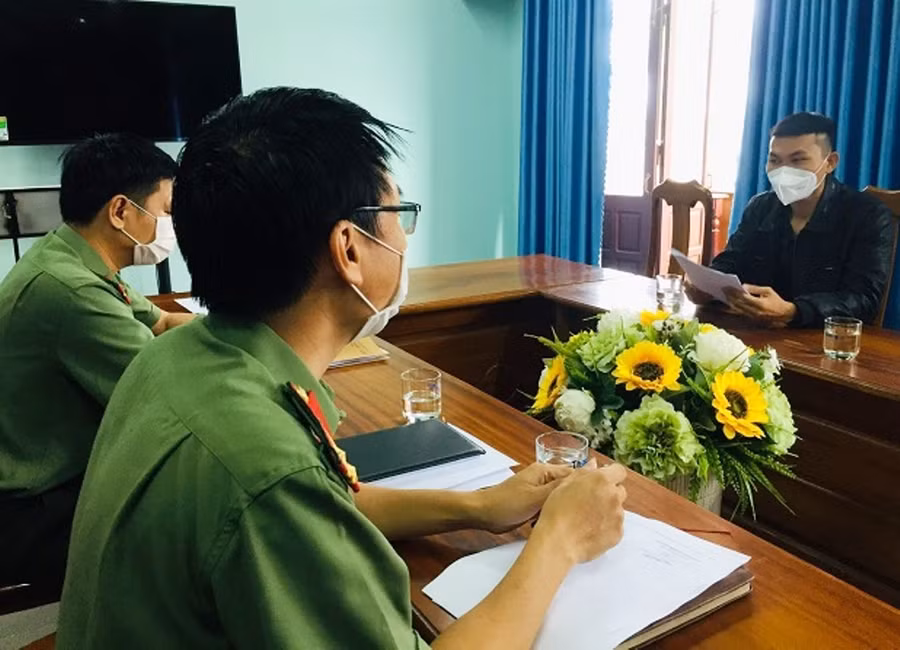 V.T.T làm việc với lực lượng chức năng. Ảnh: X.Mai