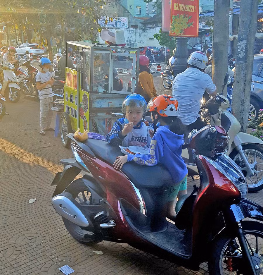 Một quầy hàng ăn vặt trước cổng Trường THCS Nguyễn Du (TP. Pleiku). Ảnh: Đức An