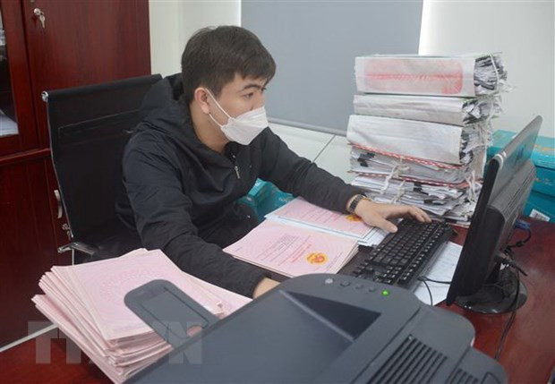 Lượng giao dịch mua bán bất động sản tăng, cán bộ, nhân viên chi nhánh Văn phòng đăng ký đất đai thành phố Buôn Ma Thuột phải tăng ca làm việc. Ảnh: Hoài Thu/TTXVN