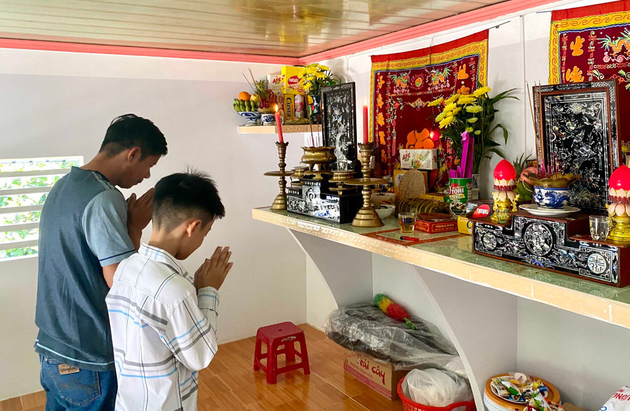 Không chỉ thể hiện tấm lòng thành kính, tưởng nhớ đến tổ tiên, tục cúng đưa ông bà vào chiều mùng 3 Tết còn góp phần giáo dục con cháu về đạo lý uống nước nhớ nguồn. Ảnh: Mộc Trà