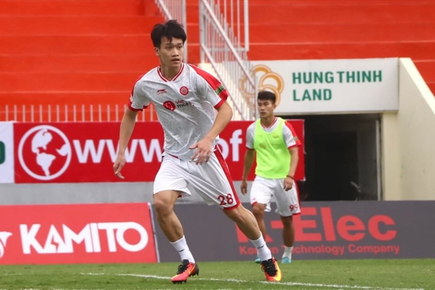 Nguyễn Hoàng Đức háo hức tập luyện trên sân Quy Nhơn chiều 24.2. Ảnh: Viettel FC