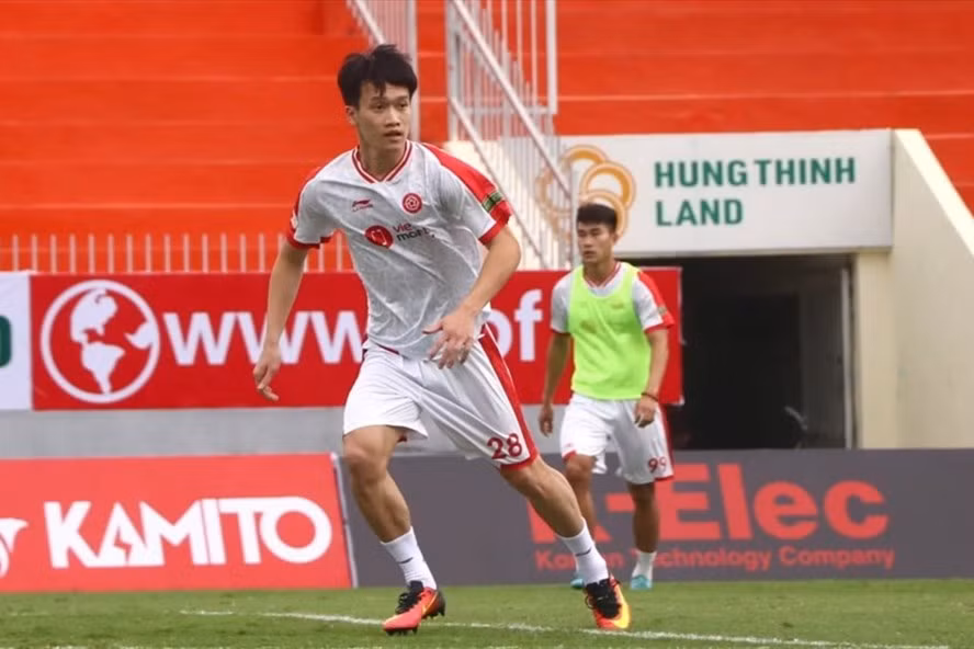 Nguyễn Hoàng Đức háo hức tập luyện trên sân Quy Nhơn chiều 24.2. Ảnh: Viettel FC