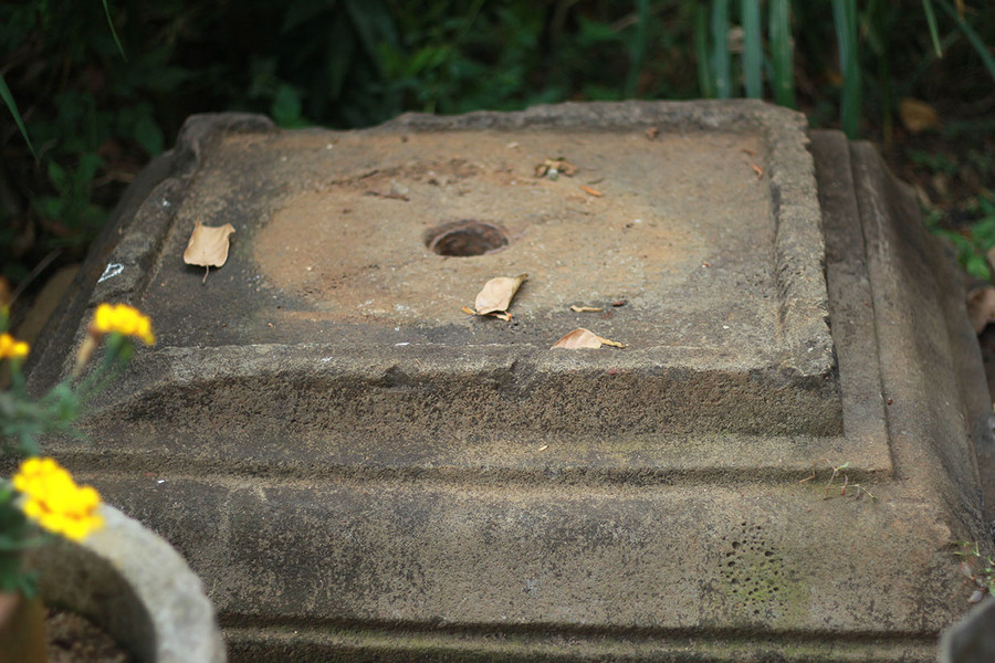  Bệ đá có vết tích Chăm được người dân đưa về nhà trưng bày. Ảnh: Bá Bính