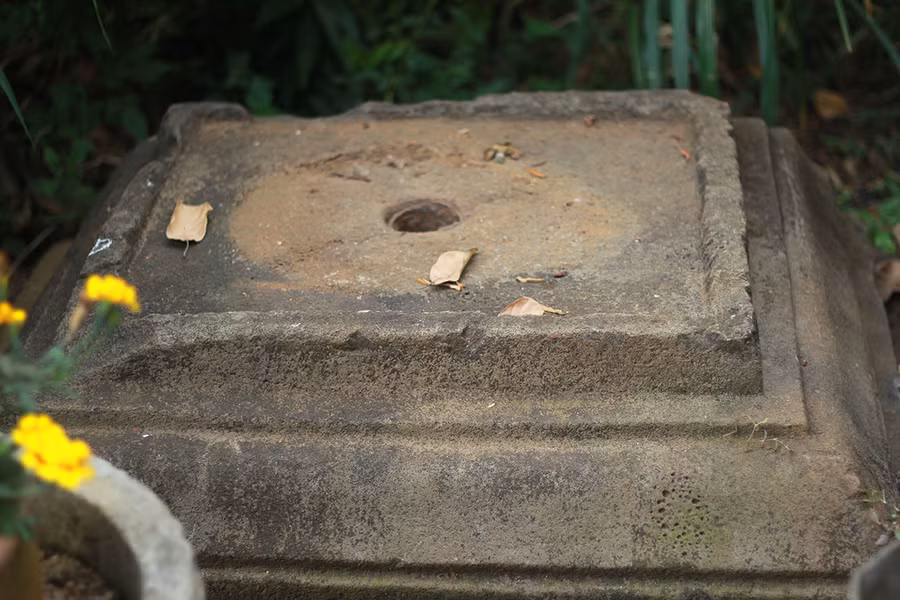  Bệ đá có vết tích Chăm được người dân đưa về nhà trưng bày. Ảnh: Bá Bính