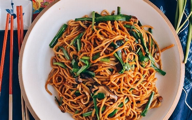 Mì trường thọ ngụ ý một năm mới sức khỏe và sống lâu. Ảnh: Wiki Mì trường thọ ngụ ý một năm mới sức khỏe và sống lâu. Ảnh: Wiki