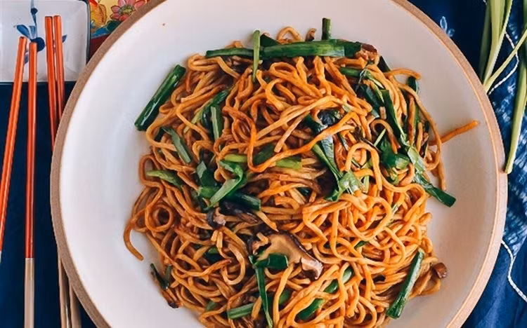 Mì trường thọ ngụ ý một năm mới sức khỏe và sống lâu. Ảnh: Wiki