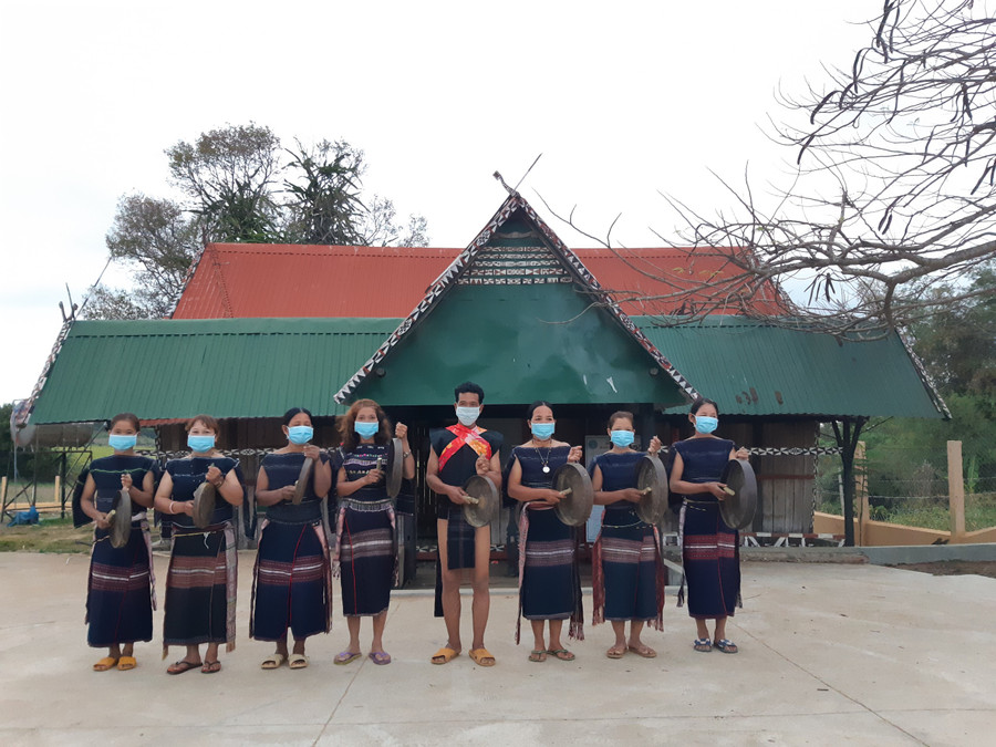 Đội cồng chiêng nữ của làng Jro Ktu Đak Yang vẫn duy trì đều đặn việc tập luyện cồng chiêng vào các buổi tối cuối tuần...Ảnh: Nhật Hào