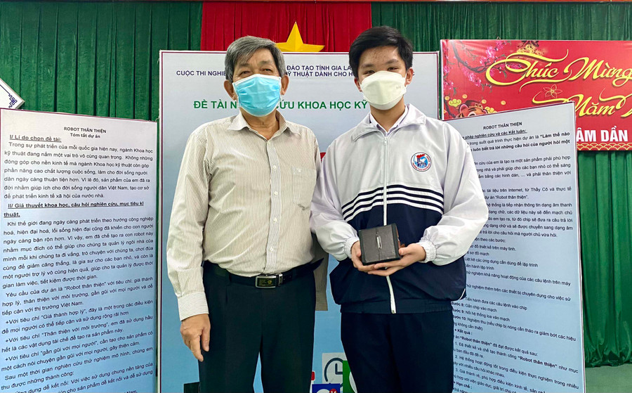 Em Nguyễn Hồng Nhật Thiên cùng thầy giáo Nguyễn Văn Thành được tuyên dương khi đạt giải nhì tại Cuộc thi khoa học kỹ thuật cấp tỉnh học sinh trung học năm học 2021-2022. Ảnh: Mộc Trà