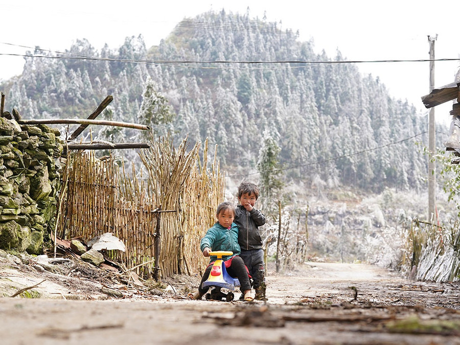 Những đứa trẻ bất chấp băng giá, vẫn ra sân chơi đùa. Ảnh: Độc Lập