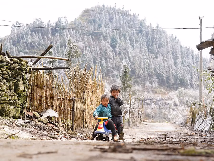 Những đứa trẻ bất chấp băng giá, vẫn ra sân chơi đùa. Ảnh: Độc Lập