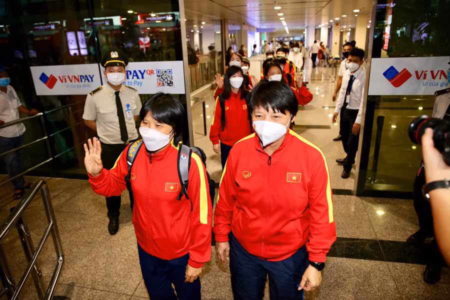 Những người hùng bóng đá nữ TP.HCM được chào đón nồng nhiệt tại sân bay Tân Sơn Nhất và được khen thưởng lớn. Ảnh: Khả Hòa