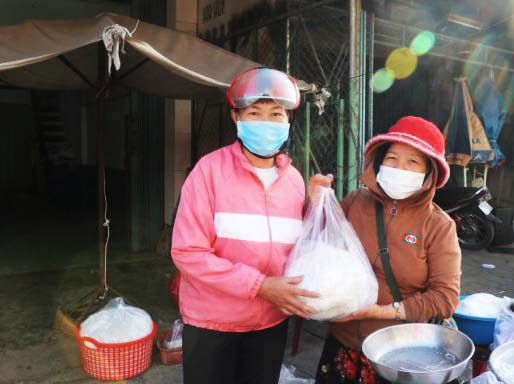 Chị Hoàng Thị Sua (bìa trái, làng Mông, xã Ya Hội, huyện Đak Pơ) mua thực phẩm ngày đầu năm mới. Ảnh: Ngọc Minh Chị Hoàng Thị Sua (bìa trái-làng Mông, xã Ya Hội, huyện Đak Pơ) mua thực phẩm ngày đầu năm mới. Ảnh: Ngọc Minh