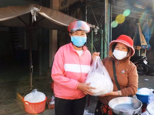Chị Hoàng Thị Sua (bìa trái-làng Mông, xã Ya Hội, huyện Đak Pơ) mua thực phẩm ngày đầu năm mới. Ảnh: Ngọc Minh