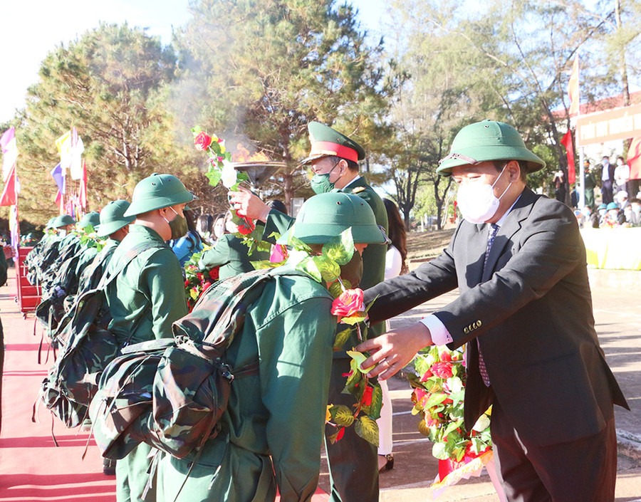 Bí thư Tỉnh ủy Hồ Văn Niên tặng hoa, động viên các thanh niên lên đường nhập ngũ. Ảnh: Quang Tấn 
