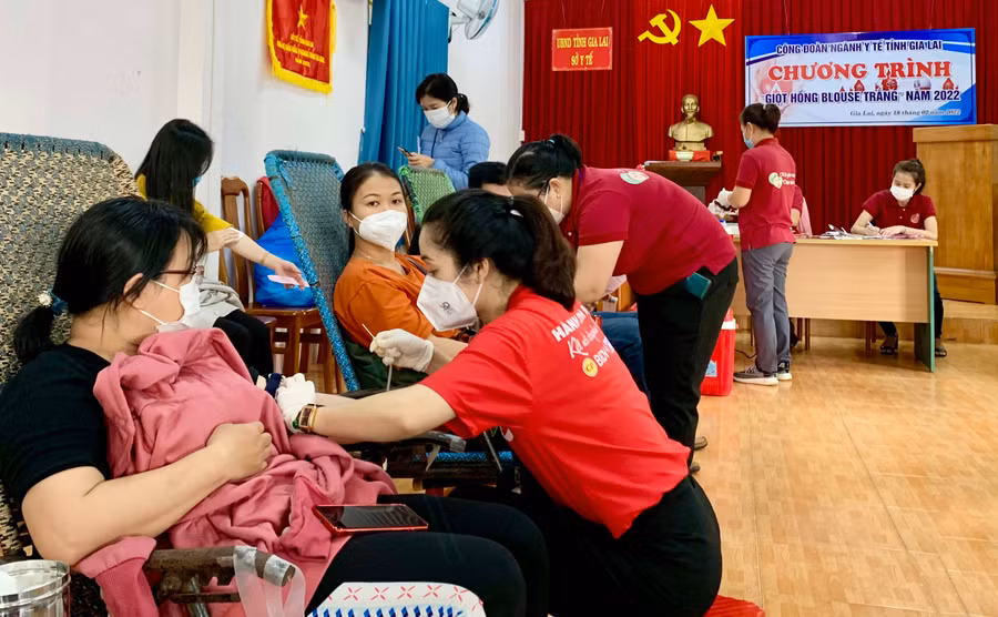 Chương trình “Giọt hồng Blouse trắng” thu được 93 đơn vị máu an toàn bổ sung nhu cầu máu cấp cứu và điều trị cho người bệnh trên địa bàn tỉnh. Ảnh: Như Nguyện