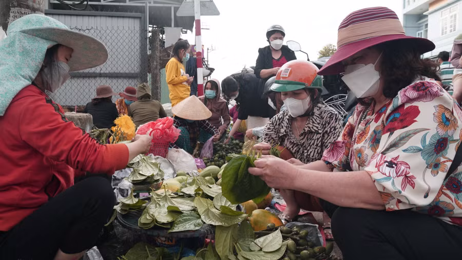 Người dân ở Bình Định đi chợ Gò vào sáng mùng 1 Tết để mua trầu, cau. Ảnh: Hoàng Trọng