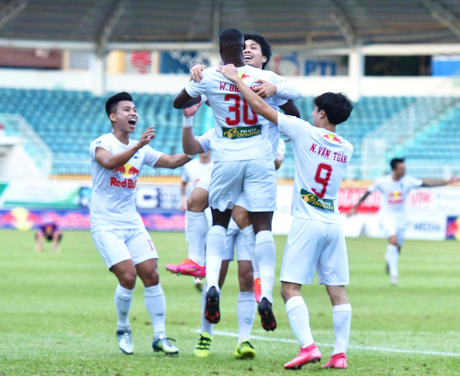 HAGL có lợi thế lớn khi được thi đấu trên sân nhà. Ảnh: Văn Ngọc