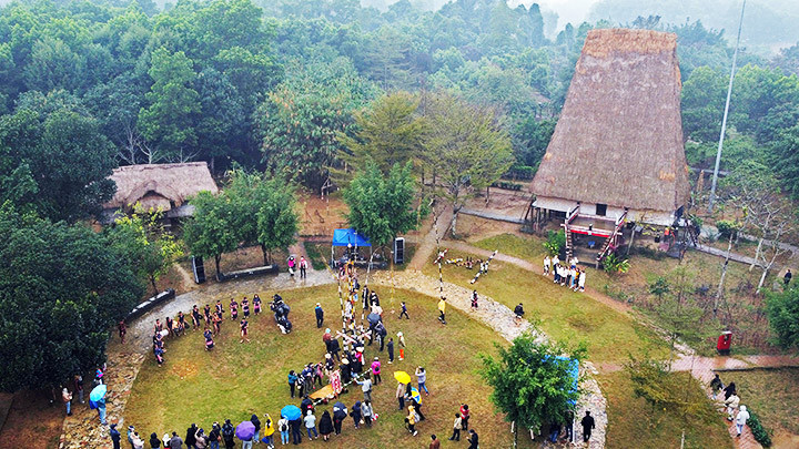 Không gian làng Ba Na tại Đồng Mô (Sơn Tây, Hà Nội) nơi tổ chức tái hiện lễ cưới. Không gian làng Ba Na tại Đồng Mô (Sơn Tây, Hà Nội) nơi tổ chức tái hiện lễ cưới.