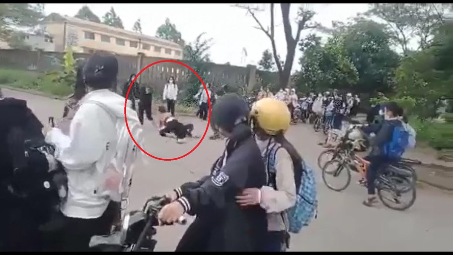 Ngoài Ng., hai nữ sinh khác xông vào đánh Nh. Ảnh: Nguyễn Tú Ngoài Ng., hai nữ sinh khác xông vào đánh Nh. Ảnh: Nguyễn Tú