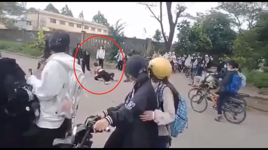 Ngoài Ng., hai nữ sinh khác xông vào đánh Nh. Ảnh: Nguyễn Tú