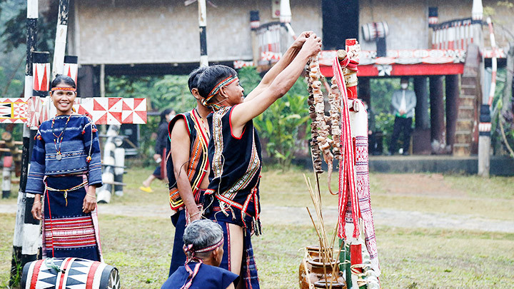 Ông mối treo các vật thiêng lên cột gưng chuẩn bị làm lễ Ông mối treo các vật thiêng lên cột gưng chuẩn bị làm lễ