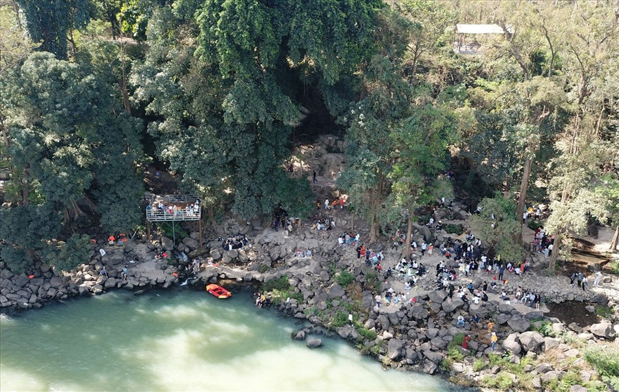 Việc có nhiều khách đi du lịch sẽ tạo công ăn việc làm, thu nhập cho người lao động địa phương ở các khu vui chơi giải trí. Ảnh: Võ Nhật