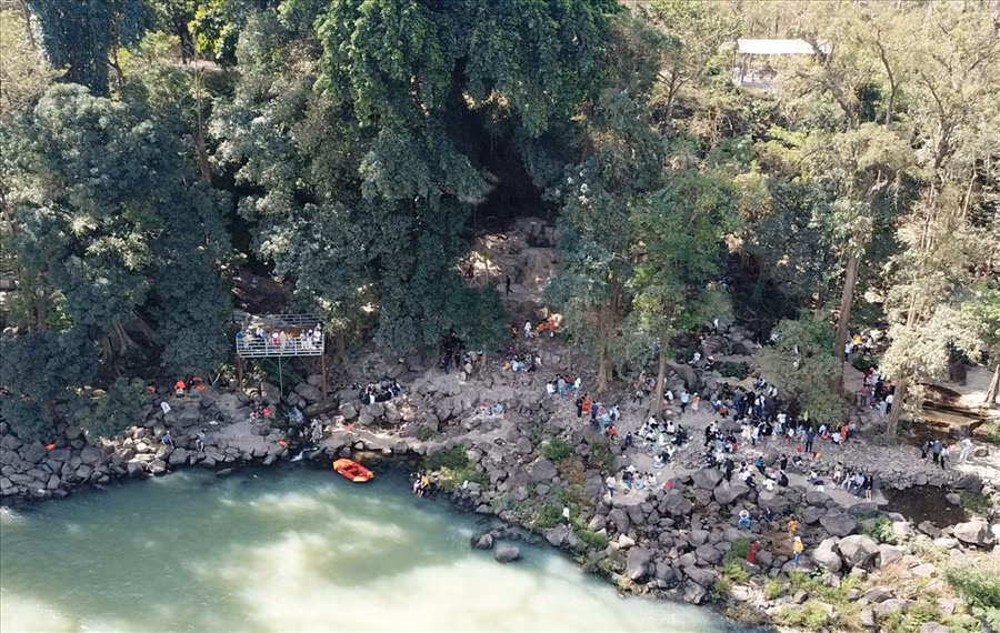 Việc có nhiều khách đi du lịch sẽ tạo công ăn việc làm, thu nhập cho người lao động địa phương ở các khu vui chơi giải trí. Ảnh: Võ Nhật