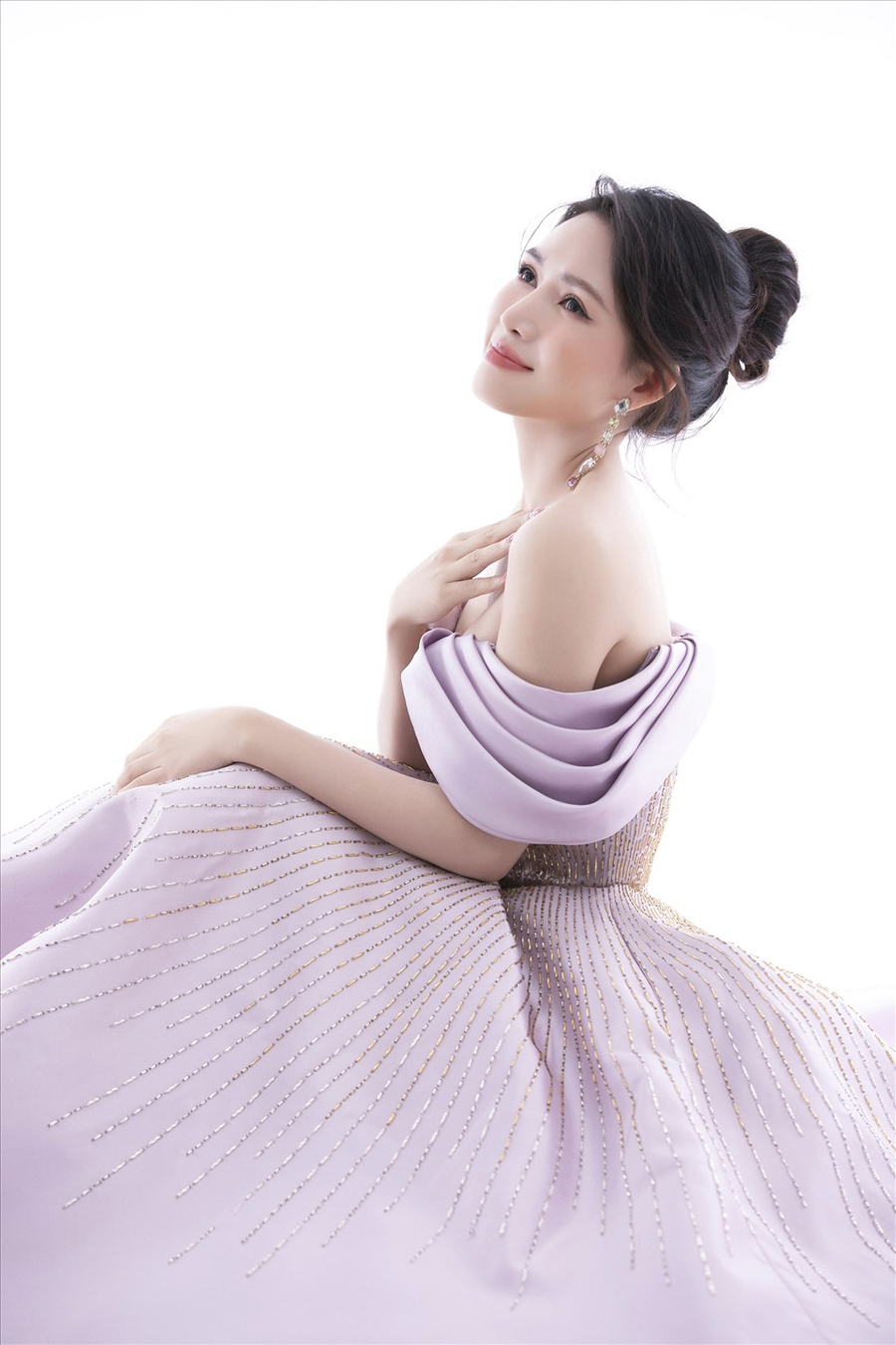 Nữ diễn viên diện váy cúp ngực, khoe vóc dáng chuẩn và nét dịu dàng chuẩn phụ nữ Á Đông. Nữ diễn viên diện váy cúp ngực, khoe vóc dáng chuẩn và nét dịu dàng chuẩn phụ nữ Á Đông.