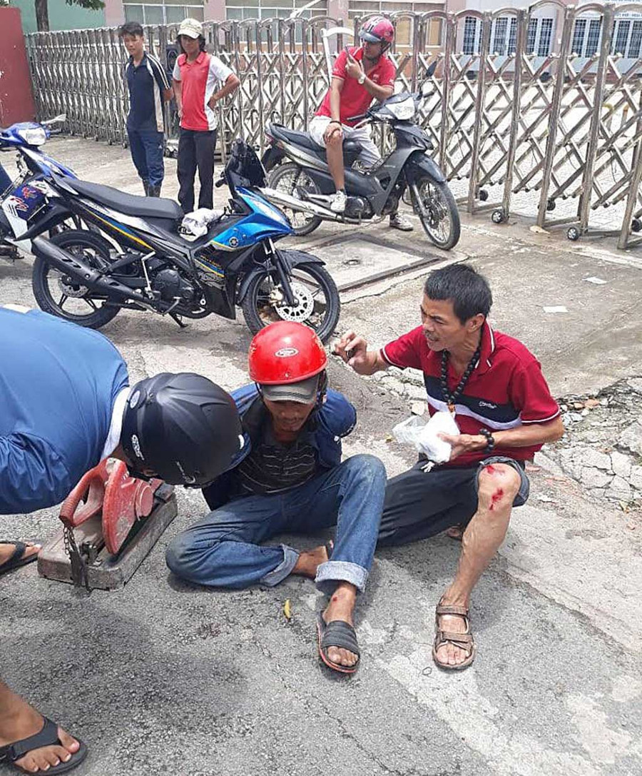 Ông Hoàng (phải) bàn giao tội phạm cho công an. Ảnh: Tư liệu